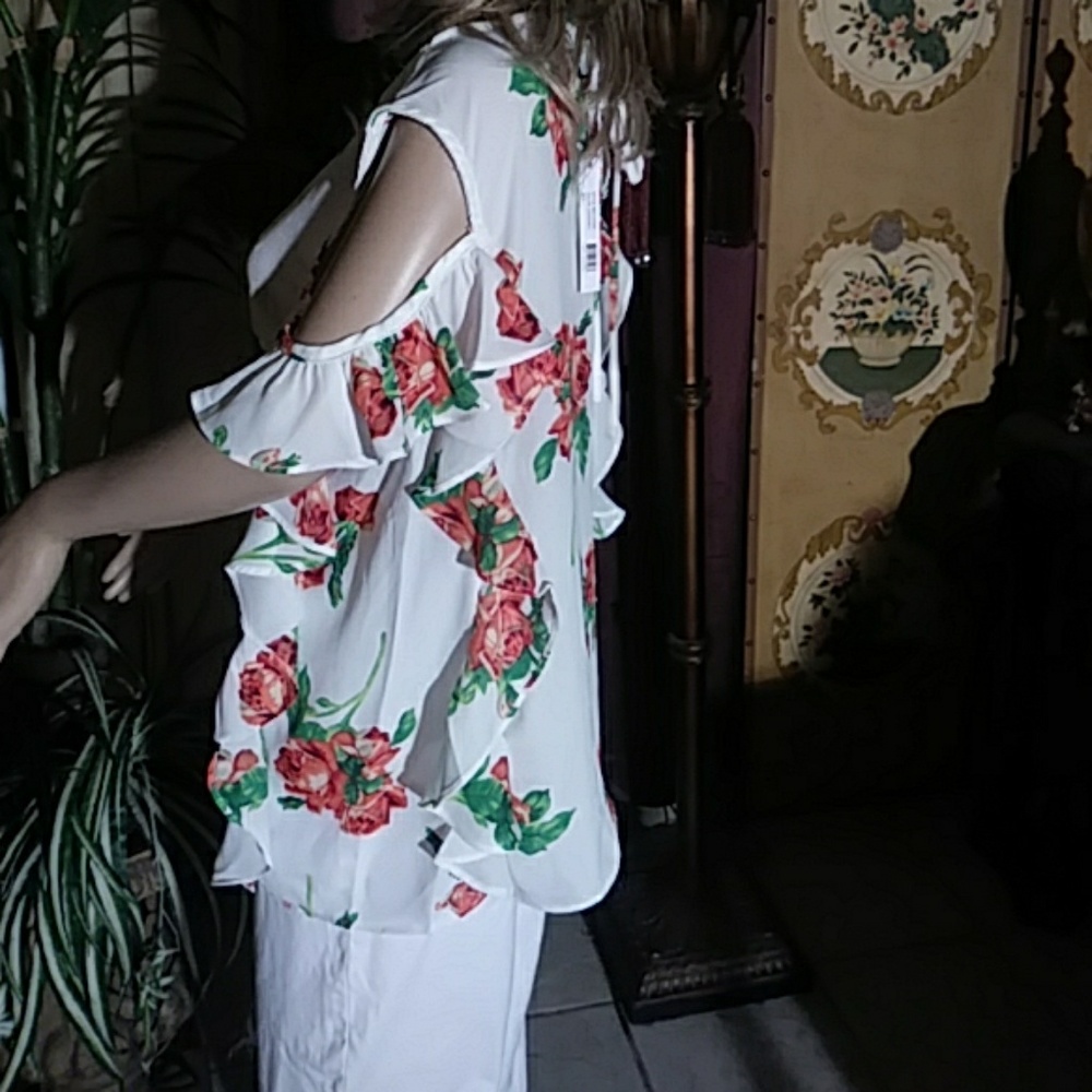 White and pink/ red roses top - Picture 3 of 7